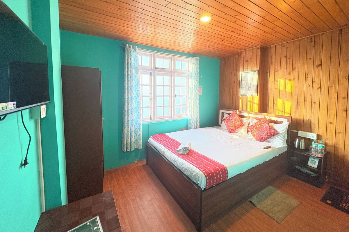 Deluxe Room | Desk, free WiFi