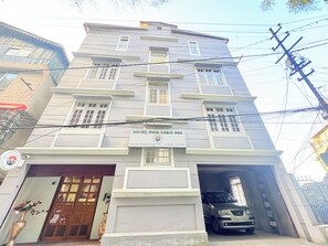 Front of property - Hotel Pinecrest Inn Darjeeling (Darjeeling)