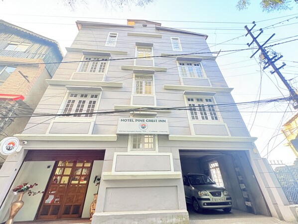 Front of property - Hotel Pinecrest Inn Darjeeling (Darjeeling)