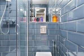 Shower, hair dryer, towels, soap - Orsett Terrace Flat Lower Ground Floor Sleeps 4 (London)