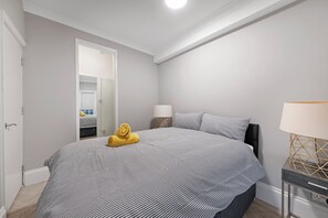 Iron/ironing board, WiFi, bed sheets - Orsett Terrace Flat Lower Ground Floor Sleeps 4 (London)