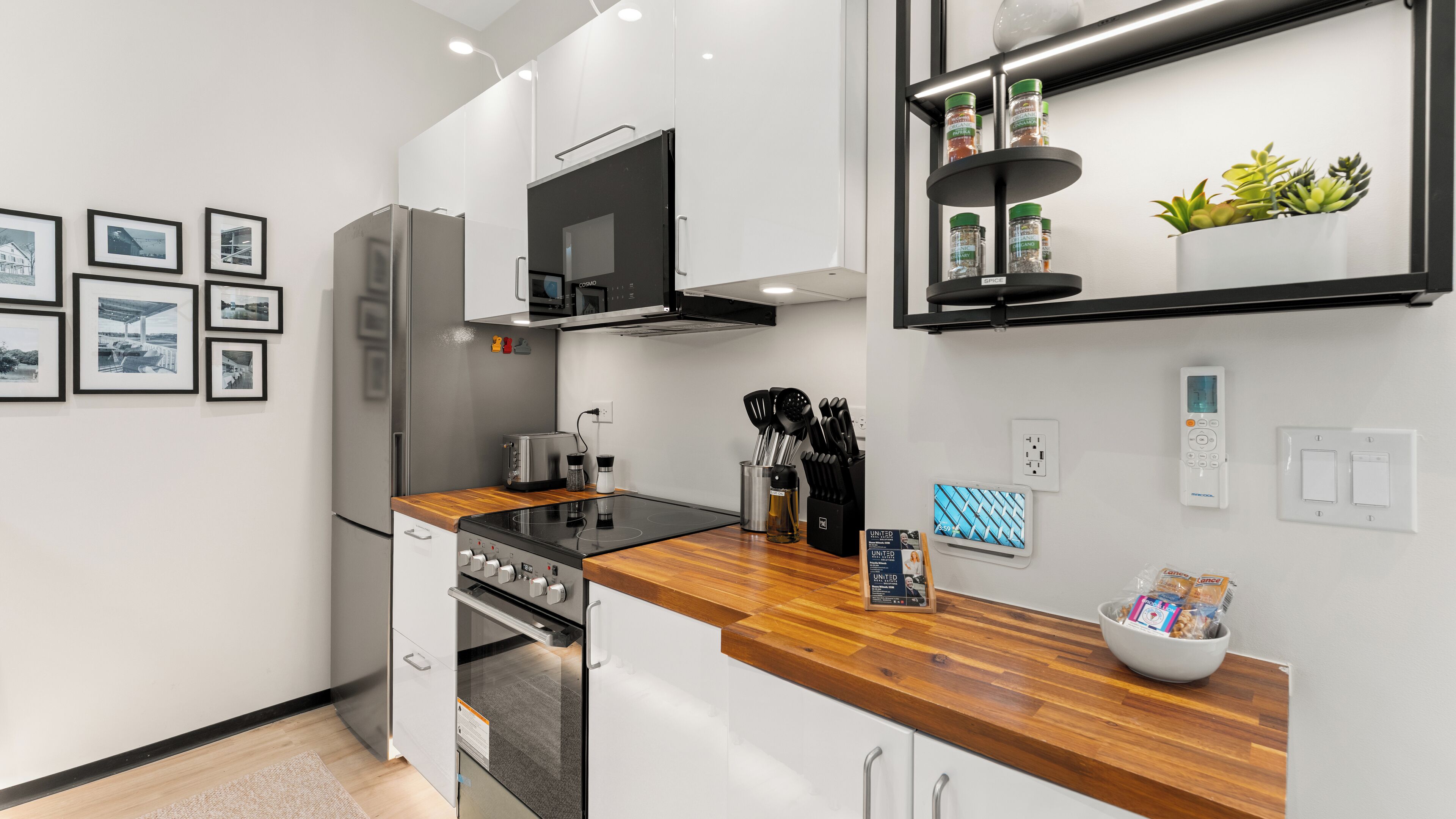 Frigorífico, microondas, horno y placa de cocina