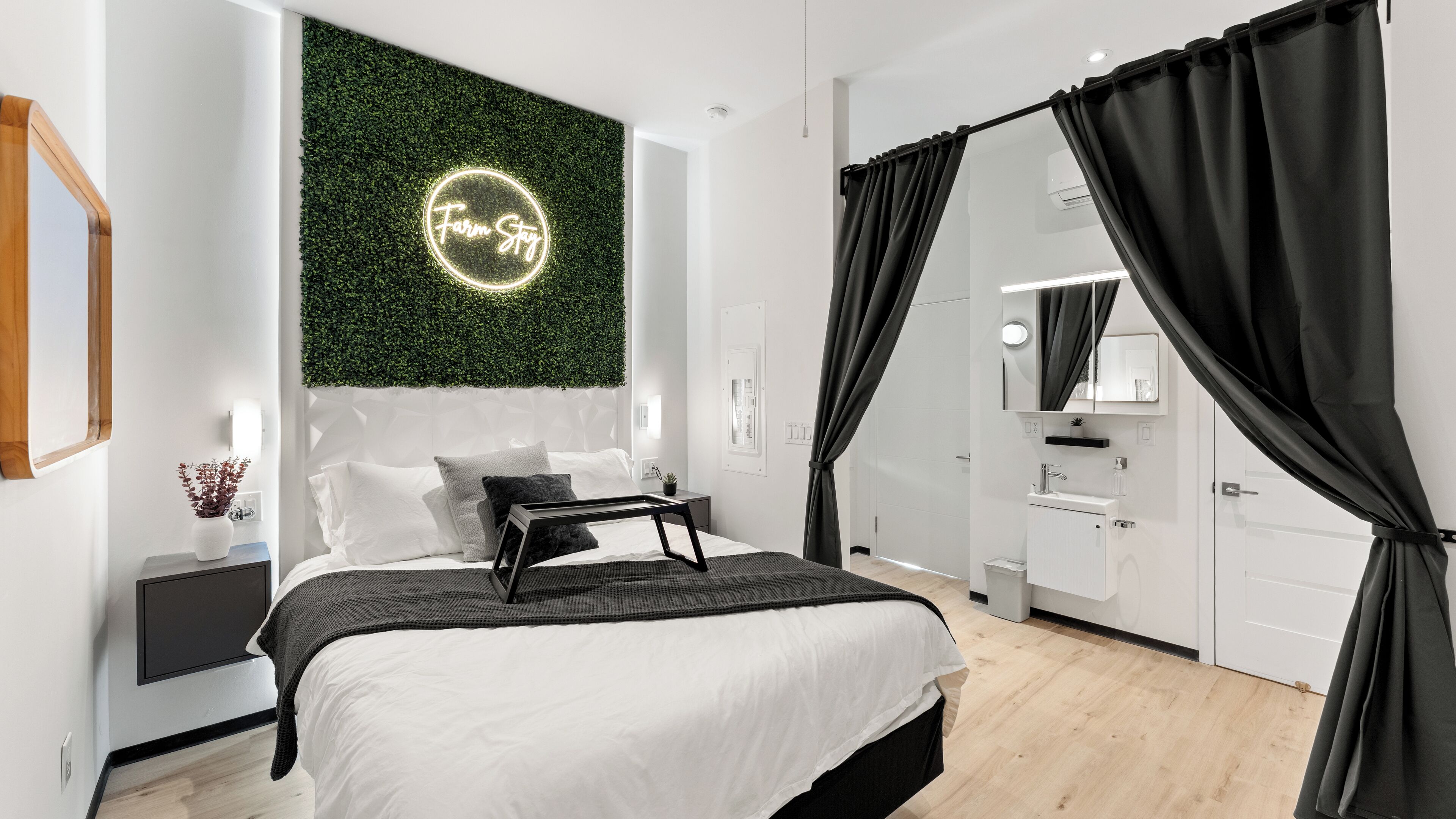 Tabla de planchar con plancha, internet y ropa de cama 