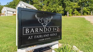 Letrero para Barndo 1&2 Estancias en Fairland Ridge.