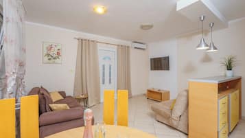 Basic Apartment, Balcony | Living area