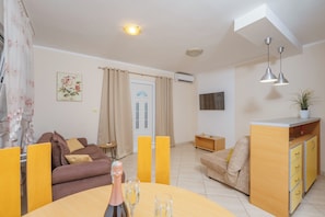 Eenvoudig appartement, balkon | Woonruimte