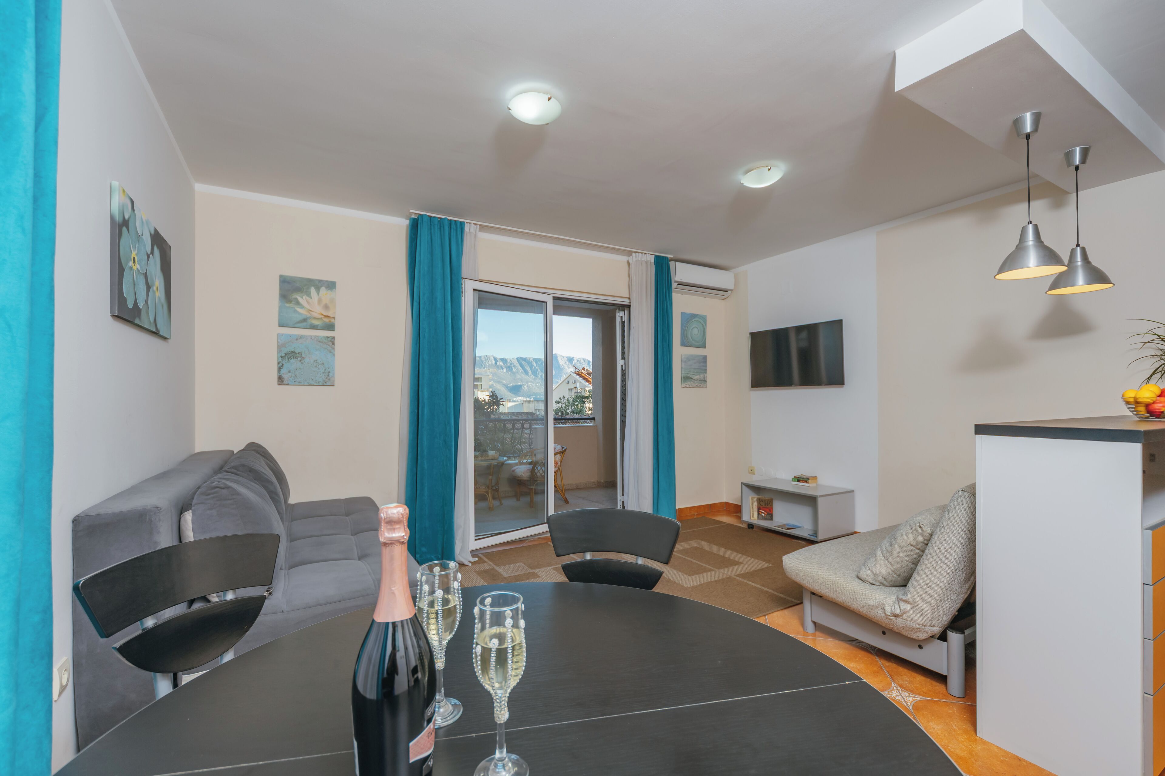 Perhehuoneisto, parveke | Olohuone