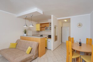 Departamento básico, balcón | Área de sala de estar