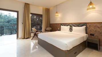 Habitación Premier doble, vistas a la montaña | Caja fuerte, sistema de insonorización, tabla de planchar con plancha