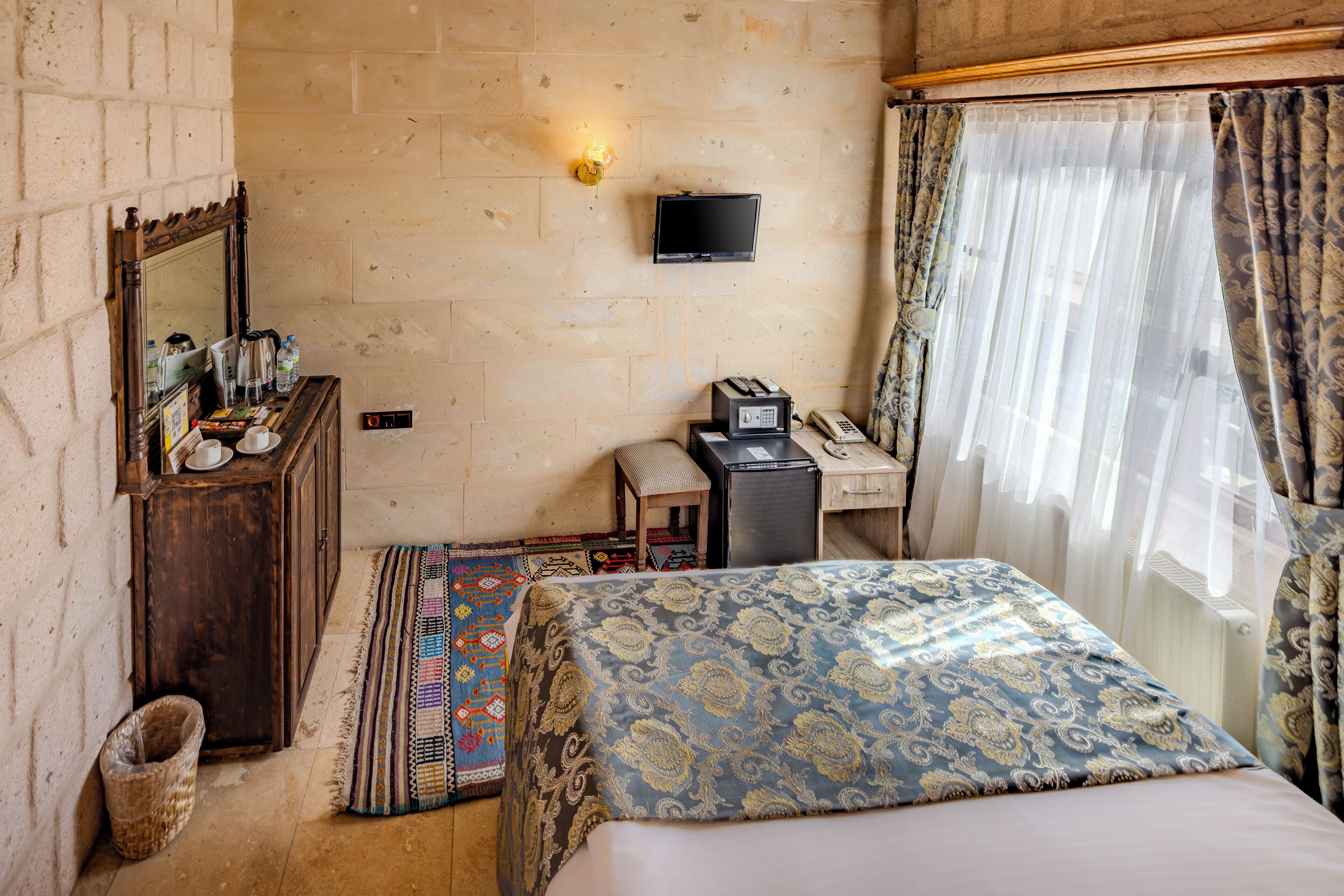 Deluxe Double Room, Mountain View | In-room safe, desk, laptop workspace, soundproofing