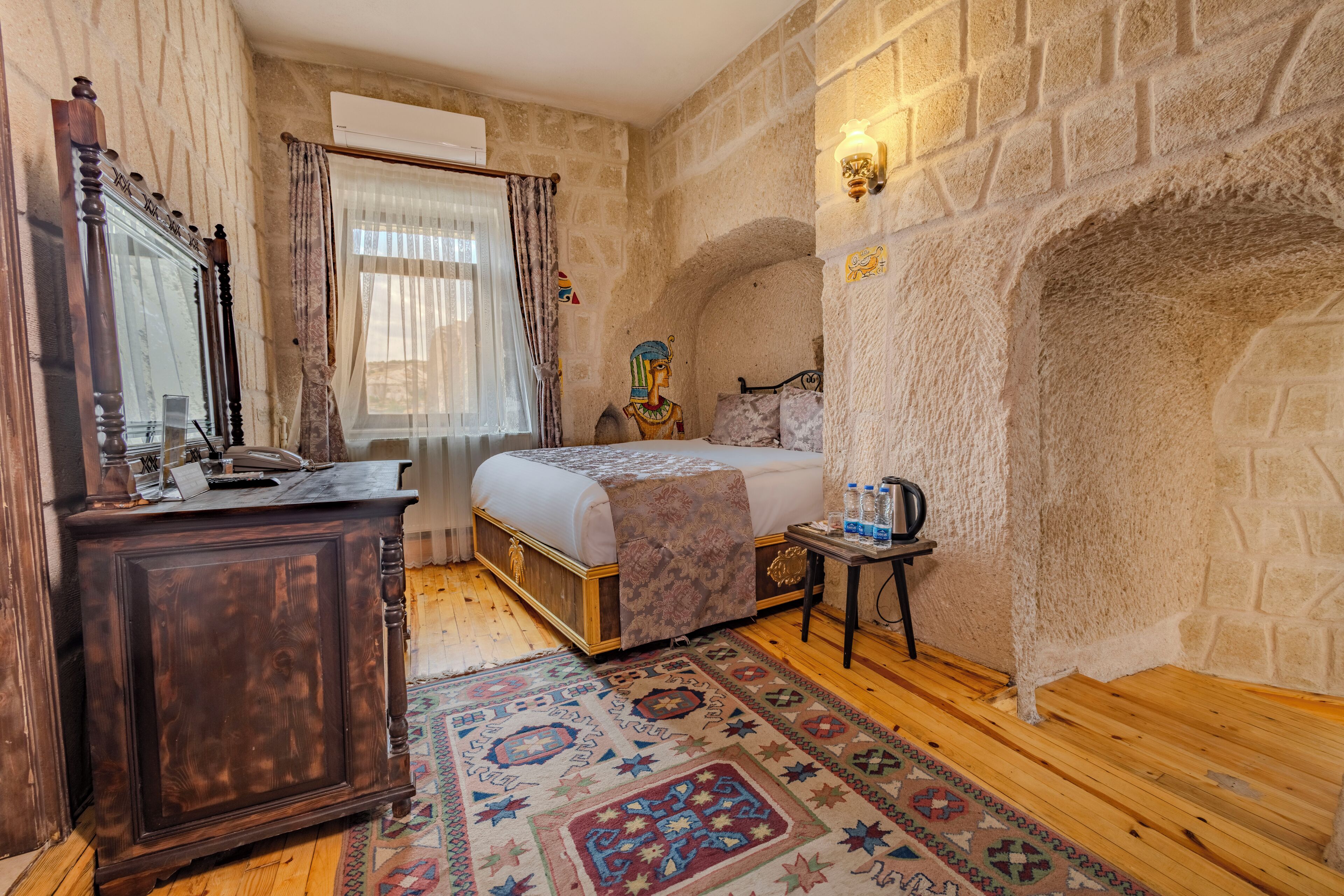 Deluxe Suite, City View | In-room safe, desk, laptop workspace, soundproofing