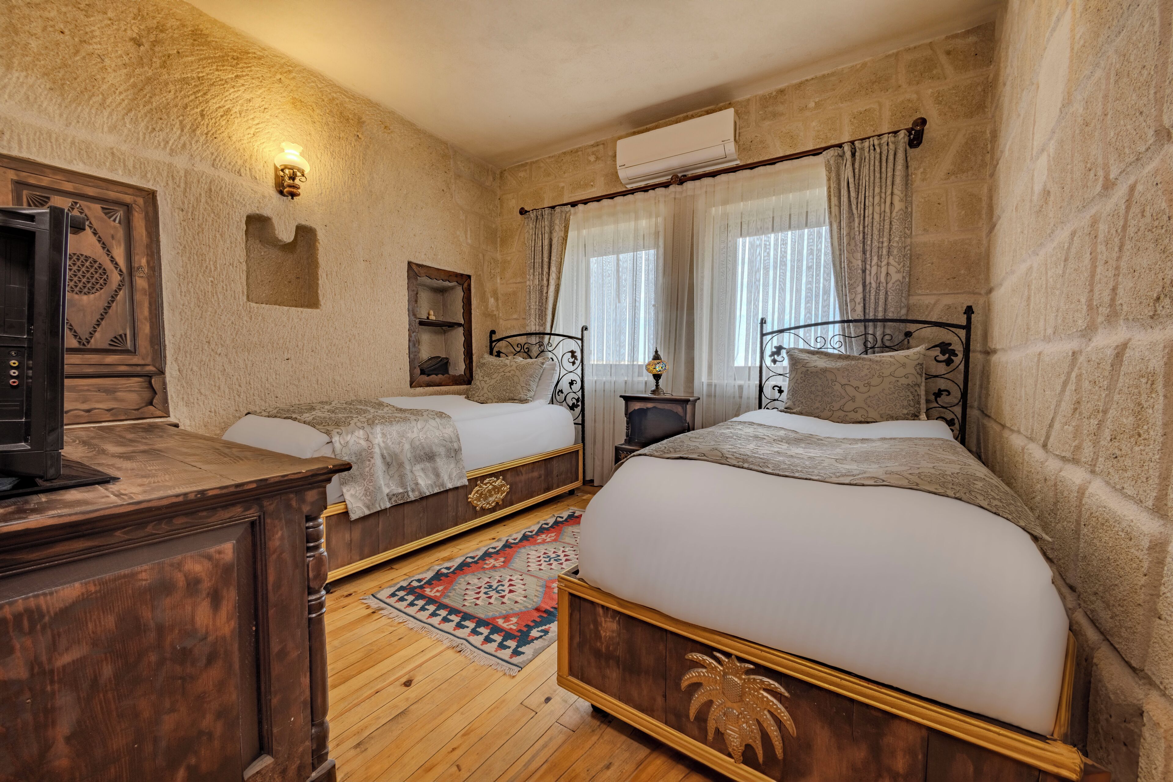 Deluxe Twin Room, Valley View | In-room safe, desk, laptop workspace, soundproofing