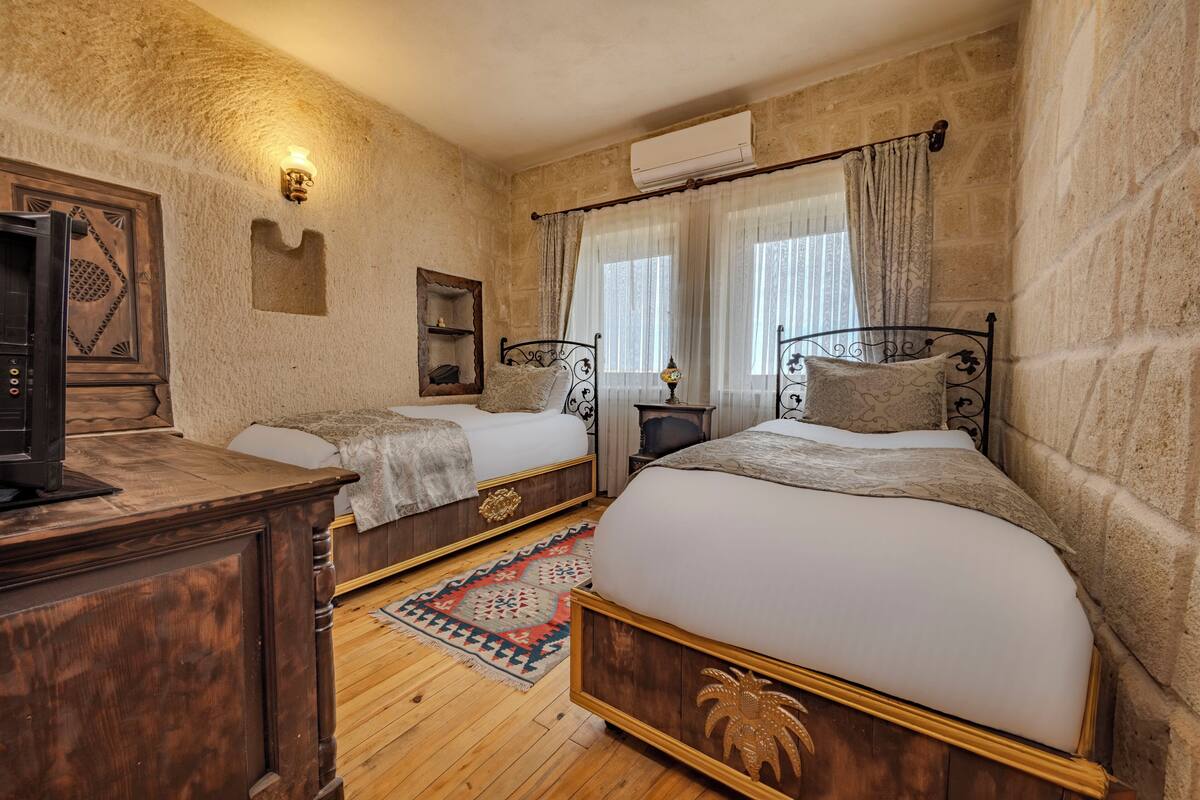 Deluxe Twin Room, Valley View | In-room safe, desk, laptop workspace, soundproofing