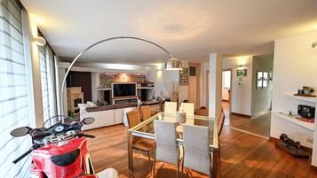 Flat-screen TV, fireplace