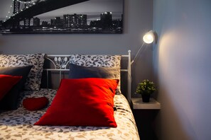 1 室のベッドルーム、デスク、アイロン / アイロン台、WiFi (無料)