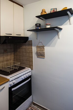 Fridge, microwave, oven, stovetop - Romeo & Juliet - Modern & Stylish Studio: Acropolis & Park Views (Egaleo)