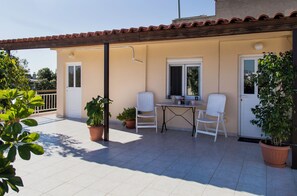 Terrace/patio - Romeo & Juliet - Modern & Stylish Studio: Acropolis & Park Views (Egaleo)
