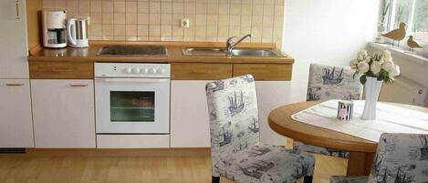 Mikroaaltouuni, uuni, kahvin-/teenkeitin, vedenkeitin