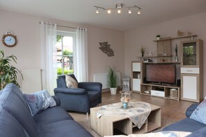 Televisie, een dvd-speler en een stereo