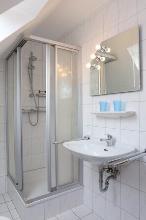 Shower, hair dryer, towels - Beach Apartment 1, 65 sqm with Shared Terrace, Garden & Wi-Fi (Horumersiel)