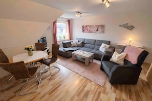 TV, DVD player - Beach Apartment 1, 65 sqm with Shared Terrace, Garden & Wi-Fi (Horumersiel)
