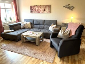 TV, DVD player - Beach Apartment 1, 65 sqm with Shared Terrace, Garden & Wi-Fi (Horumersiel)