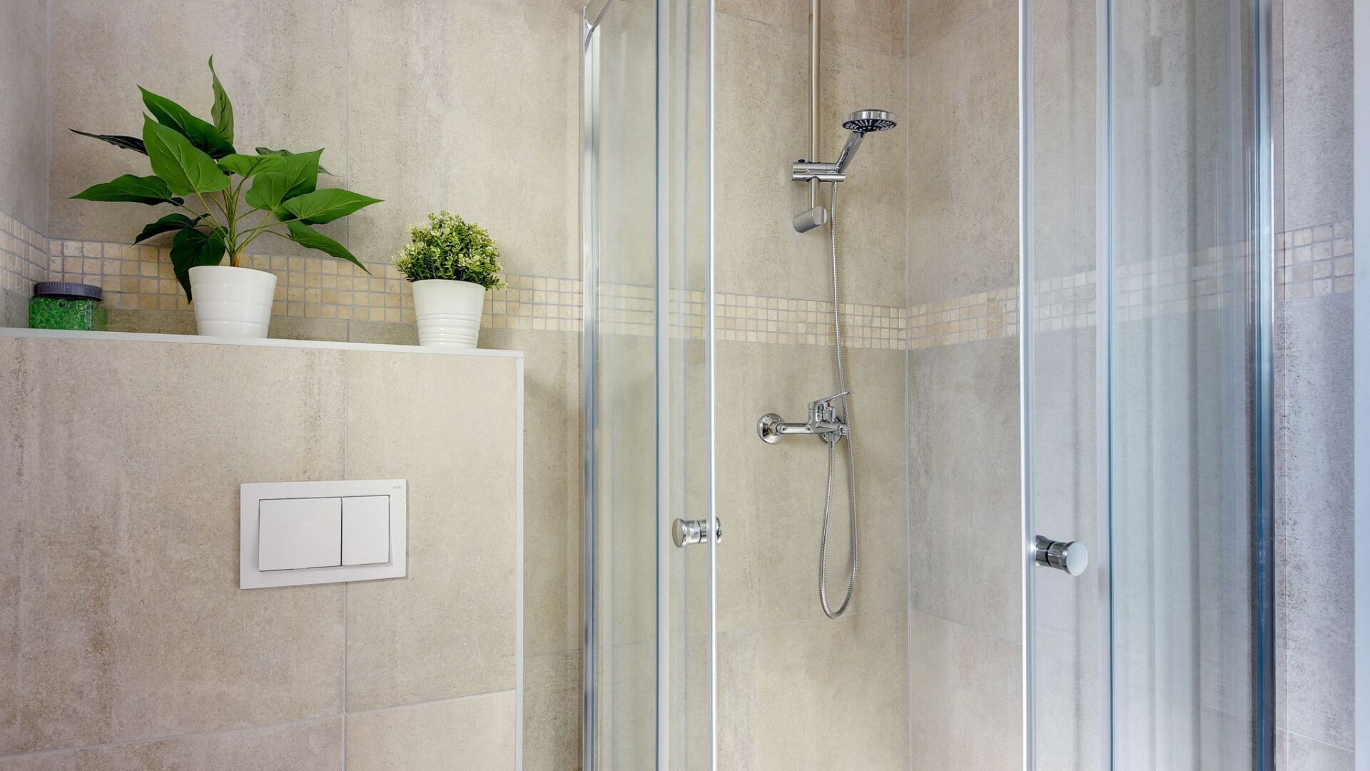Douche, sèche-cheveux, serviettes fournies
