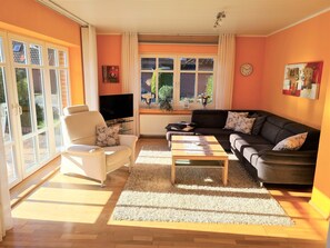 Fernseher, DVD-Player, Stereoanlage