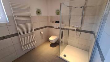Dusche, kostenlose Toilettenartikel, Haartrockner, Handtücher
