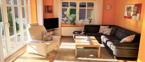 Een televisie, een dvd-speler en een stereo