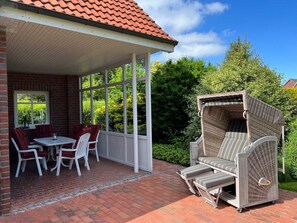 Outdoor dining - Holiday Apartment Deichblick with Shared Terrace, Garden and Wi-Fi (Horumersiel)