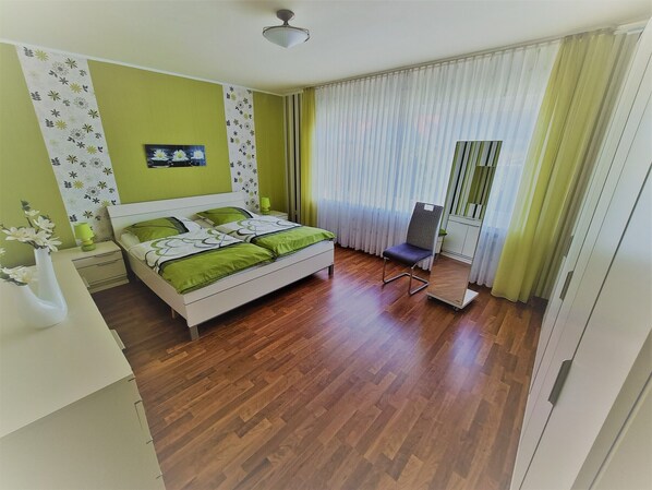 Iron/ironing board, WiFi, bed sheets - Holiday Apartment Deichblick with Shared Terrace, Garden and Wi-Fi (Horumersiel)