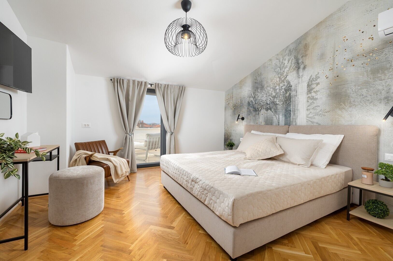 4 bedrooms, iron/ironing board, WiFi, bed sheets