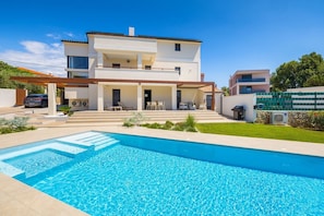 A modern two-story house with a swimming pool in the foreground. - Villa Marija Medulin - Luxury Villa with Private Pool and Sauna in the Center of Medulin, Just Minutes from the Beach (Medulin)