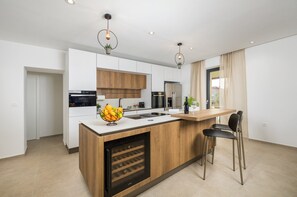 Wasserkocher mit Kaffee-/Teezubehör, Kühlschrank, Mikrowelle, Ofen