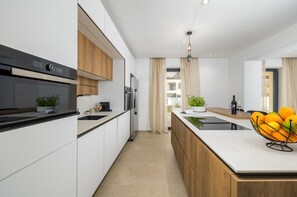 Fridge, microwave, oven, dishwasher - Villa Marija Medulin - Luxury Villa with Private Pool and Sauna in the Center of Medulin, Just Minutes from the Beach (Medulin)