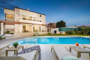 A modern two-story house with a swimming pool, outdoor seating, and a well-maintained garden. - Villa Marija Medulin - Luxury Villa with Private Pool and Sauna in the Center of Medulin, Just Minutes from the Beach (Medulin)