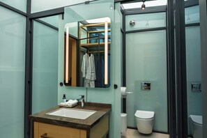 Superior tweepersoonskamer, balkon | Badkamer | Een douche, gratis toiletartikelen, een haardroger, handdoeken