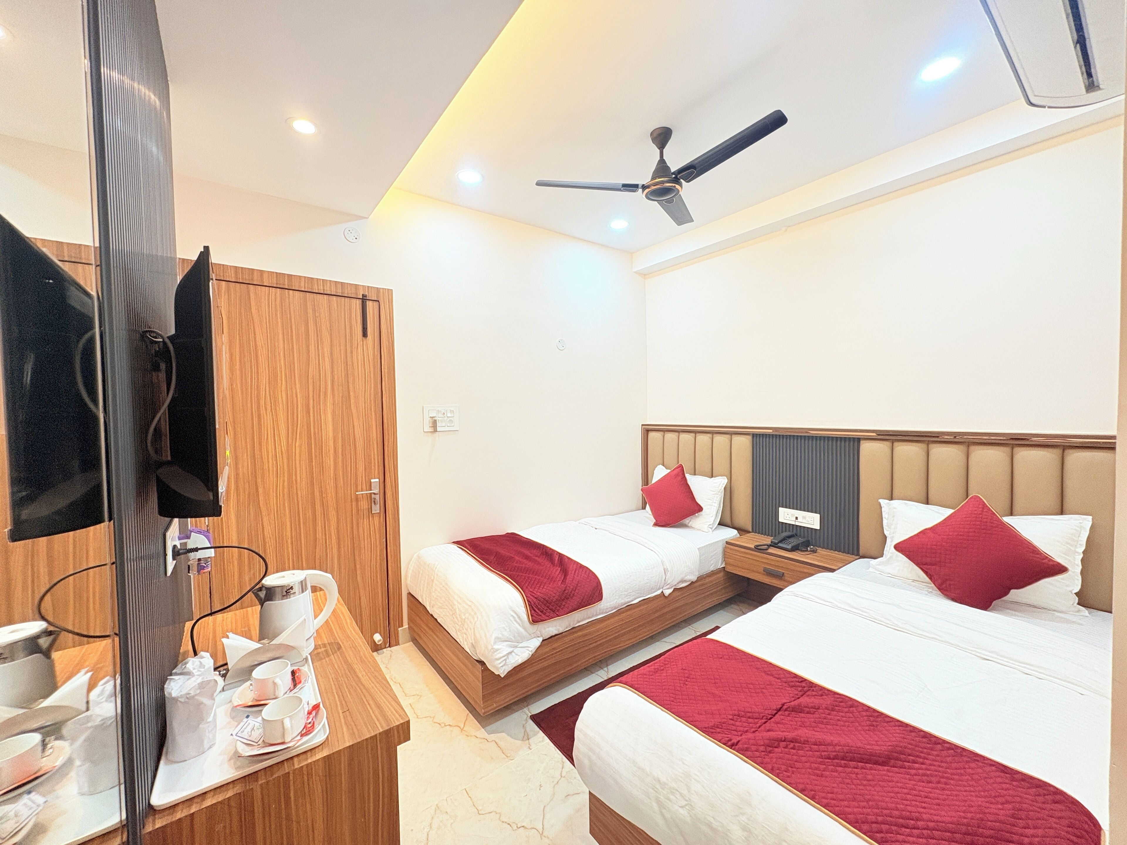 Deluxe Twin Room, City View | Desk, free WiFi