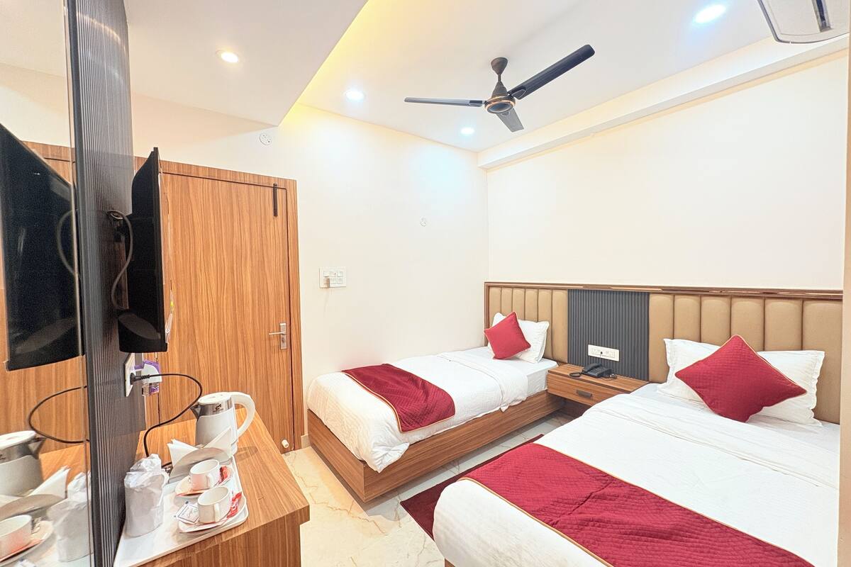 Deluxe Twin Room, City View | Desk, free WiFi