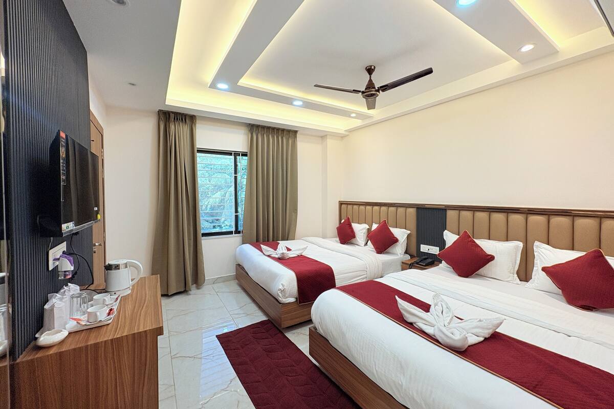 Family Room | Desk, free WiFi