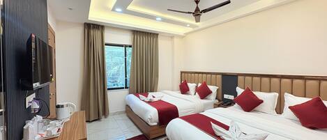 Family Room | Desk, free WiFi