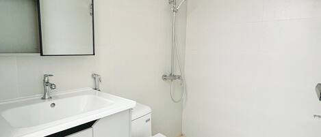 Secadora de cabello, toallas, jabón, papel de baño