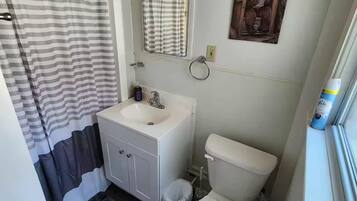Serviettes fournies, savon, papier toilette