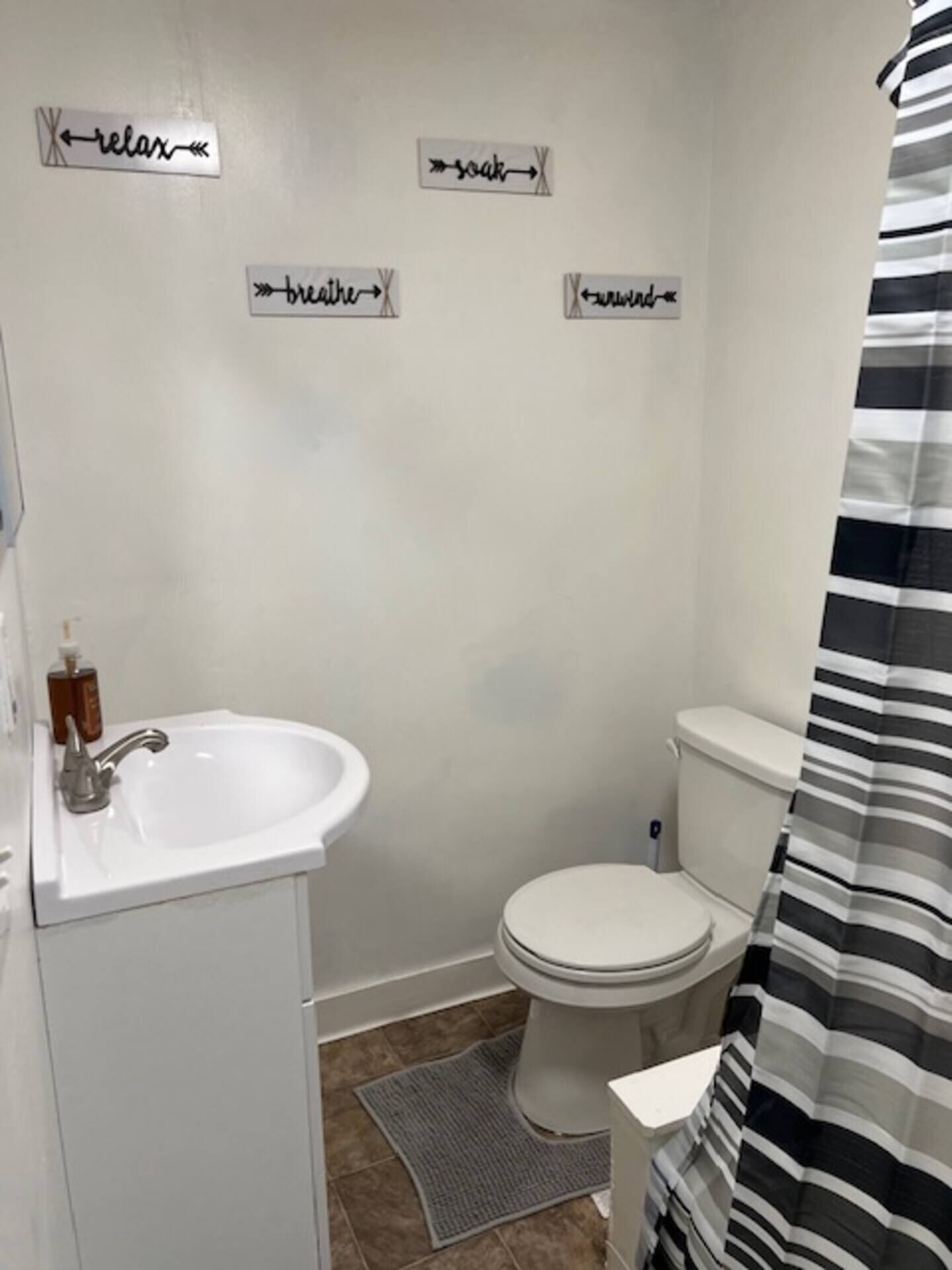 Serviettes fournies, savon, papier toilette