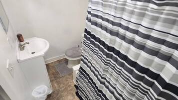 Serviettes fournies, savon, papier toilette