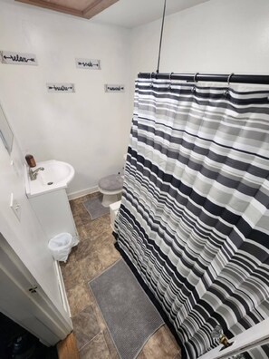 Serviettes fournies, savon, papier toilette