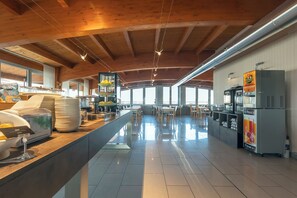 Desayuno buffet diario (EUR 12 por persona)