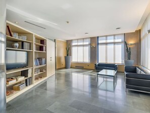 Lobby sitting area - Hotiday Milano Romolo (Milan)