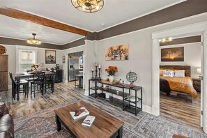 2 bedrooms, iron/ironing board, WiFi, bed sheets - High-End, Picturesque Home, Heart of Old Colorado City (Colorado Springs)